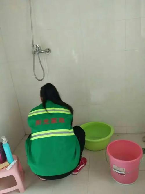 阳光家政:1.单位和家庭开荒,大扫除和日常保洁;2.别墅庭院绿化养护;2